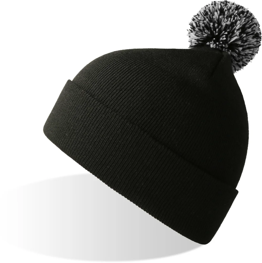Strickmütze mit Pompon