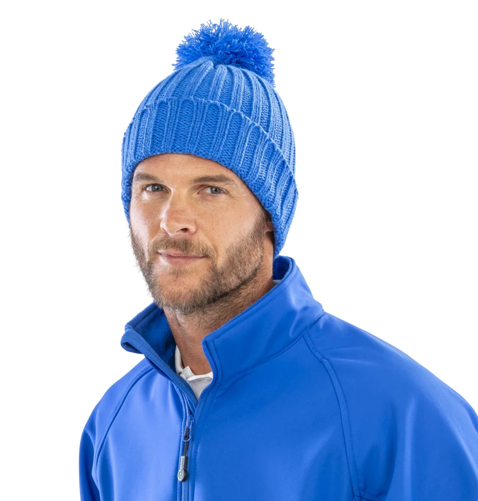 Strickmütze mit Pompon