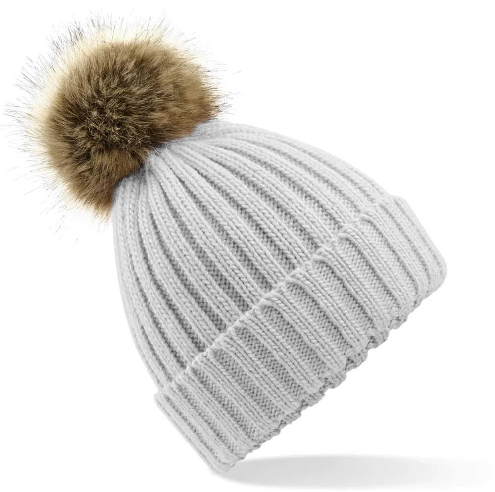 Strickmütze mit Pompon