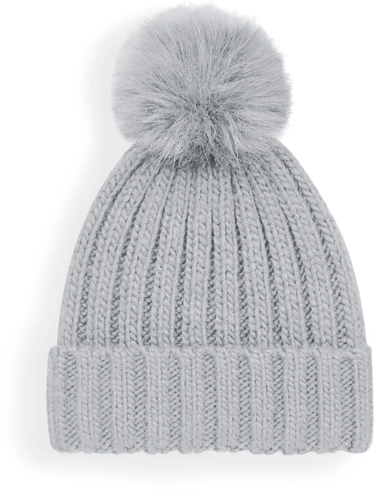 Strickmütze mit Pompon