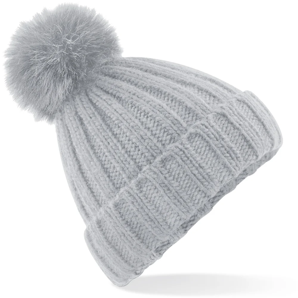Strickmütze mit Pompon