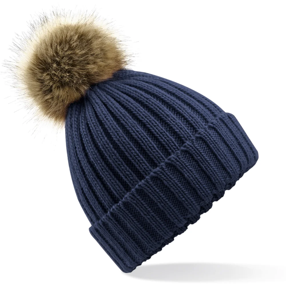 Strickmütze mit Pompon