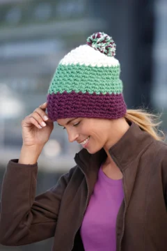 3-farbige Häkelmütze mit Pompon